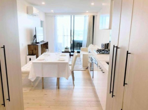 M-city shopping center Apartment - Executive Twin King Ensuites - Fully equipped - Free Parking, fast Wifi, smart TV, Netflix, complementary drinks & amenities - Clayton 3168